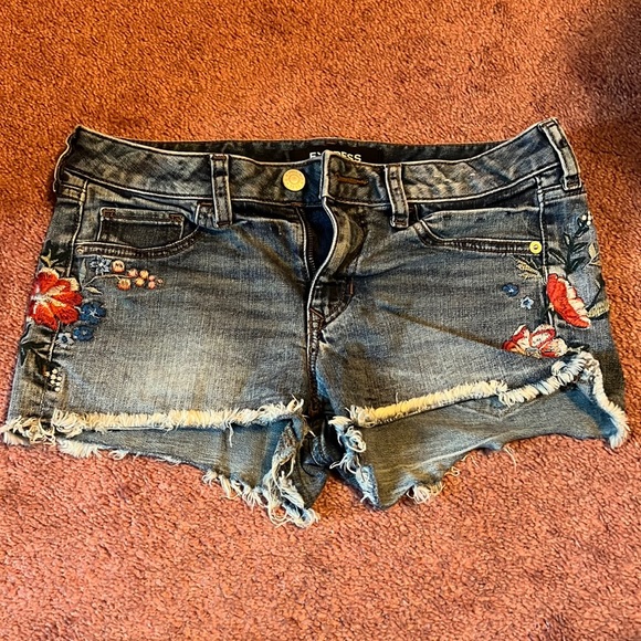 Express Size 2 Jean Shorts with a flower pattern on the 2 sides - Picture 1 of 4